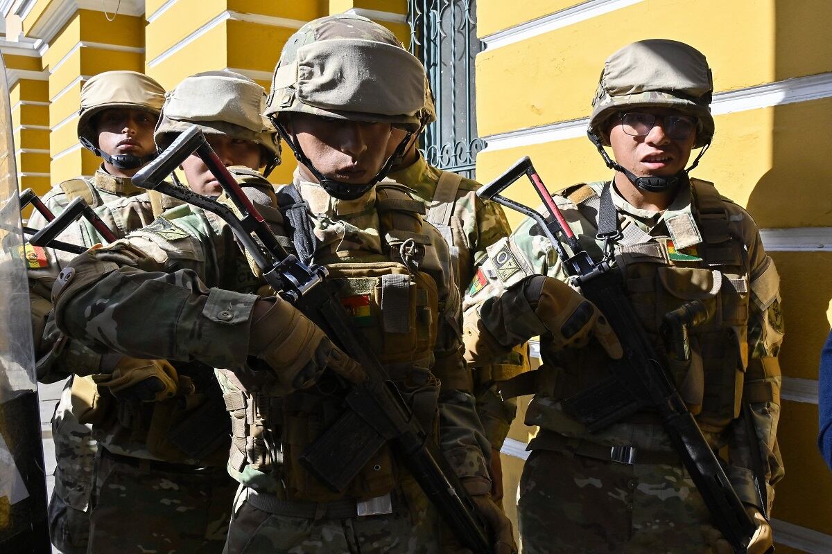 Tropas militares desplegadas frente al Palacio Quemado en la Plaza Murillo de La Paz, el 26 de junio de 2024. (Foto: AFP)