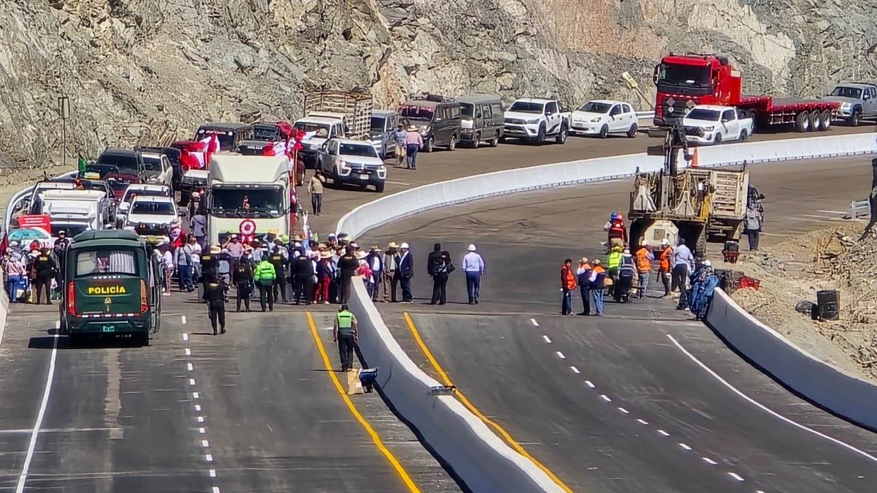 Realizan trabajos de última hora antes de inaugurar el puente Arequipa-La Joya