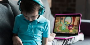 Irritabilidad al dejar el dispositivo, problemas de sueño, menor actividad física y aislamiento pueden indicar que el uso de pantallas está interfiriendo con otras actividades importantes.