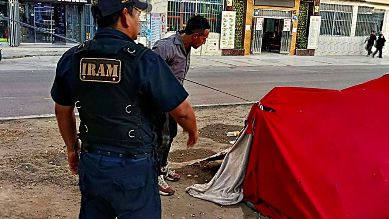 Personal de serenazgo de Trujillo retiró a ciudadano colombiano de la urbanización Los Cedros.