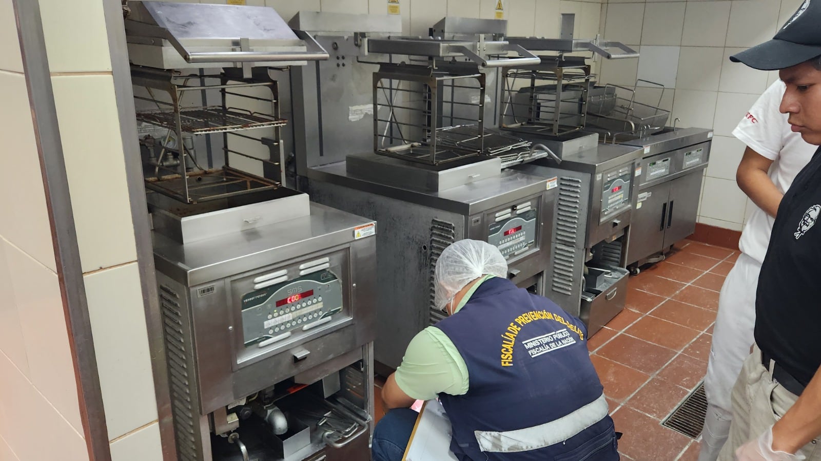 Fiscalizan locales de comida en Castilla.