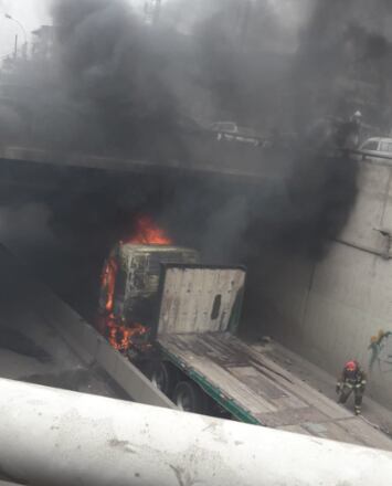 Tráiler se incendia en bypass de Villa María del Triunfo