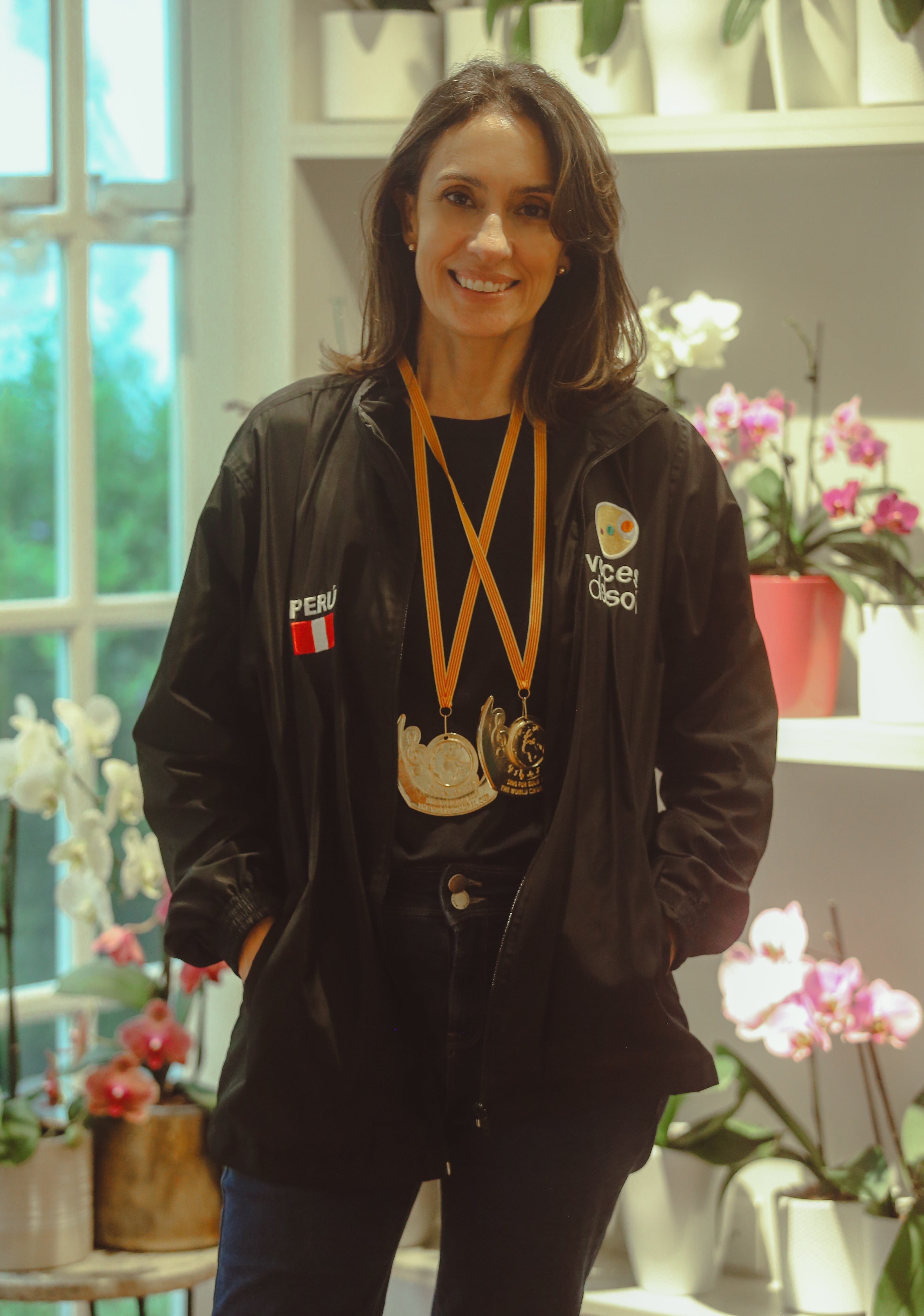 "Trabajar con los adolescentes es muy especial porque siento que es una edad en que los chicos necesitan mucho ser escuchados, y que no solamente es la clase y se acabó, sino también es crear un vínculo con ellos", dice Claudia Rheineck, directora de Voces del Sol.