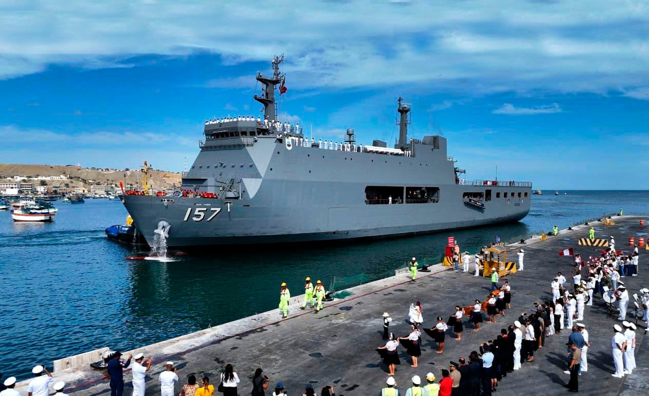 El Buque de la Armada Peruana “Paita” es recibido con honores en el puerto piurano.