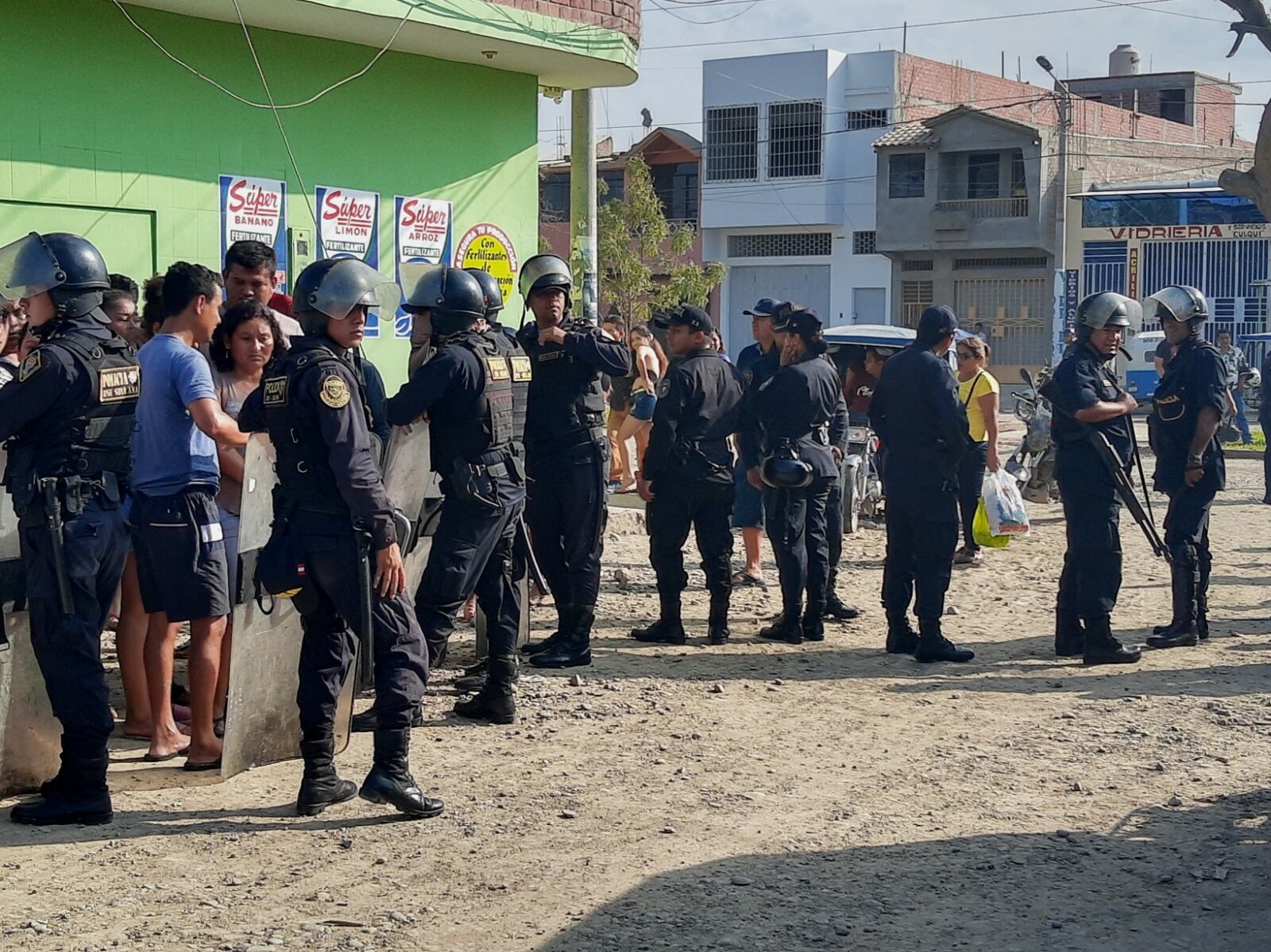 La legisladora Heydi Juárez espera que junto a sus colegas aprueben un Proyecto de Ley para declarar como terrorismo urbano, los casos de sicariato, extorsión y asesinatos. “Hemos pedido que la Dinoes esté permanente(en Piura). También hemos pedido un laboratorio de criminalística acá, para que las pruebas no sean llevadas a Lima”, señaló Juárez a Correo.