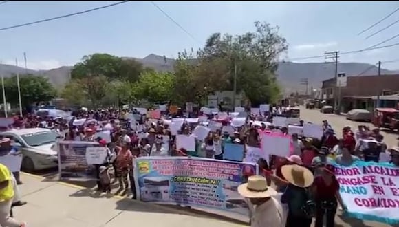 Padres de familia del colegio Pedro Tordoya de Caravelí protestaron. (Foto: Difusión)