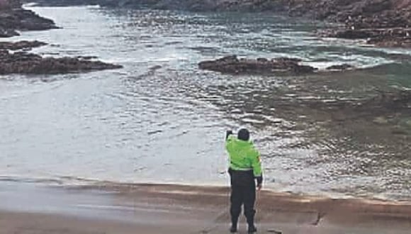 Policía de Camaná busca el segundo cuerpo en playas. (Foto: Difusión)