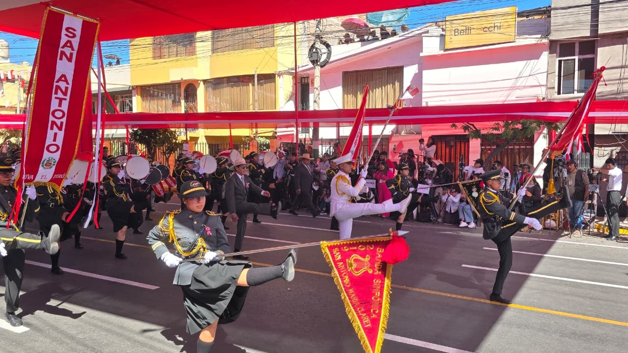 I.E. San Antonio en el desfile escolar Campeón de Campeones de la Ugel Arequipa Sur. (Foto: Yunsu Pariapaza/@photo.gec)