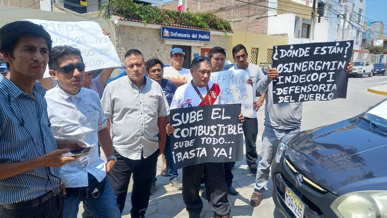 Los manifestantes se presentaron como administradores de grupos de taxistas, cada uno con 200 a 250 afiliados.Califican de abuso el aumento de precio.