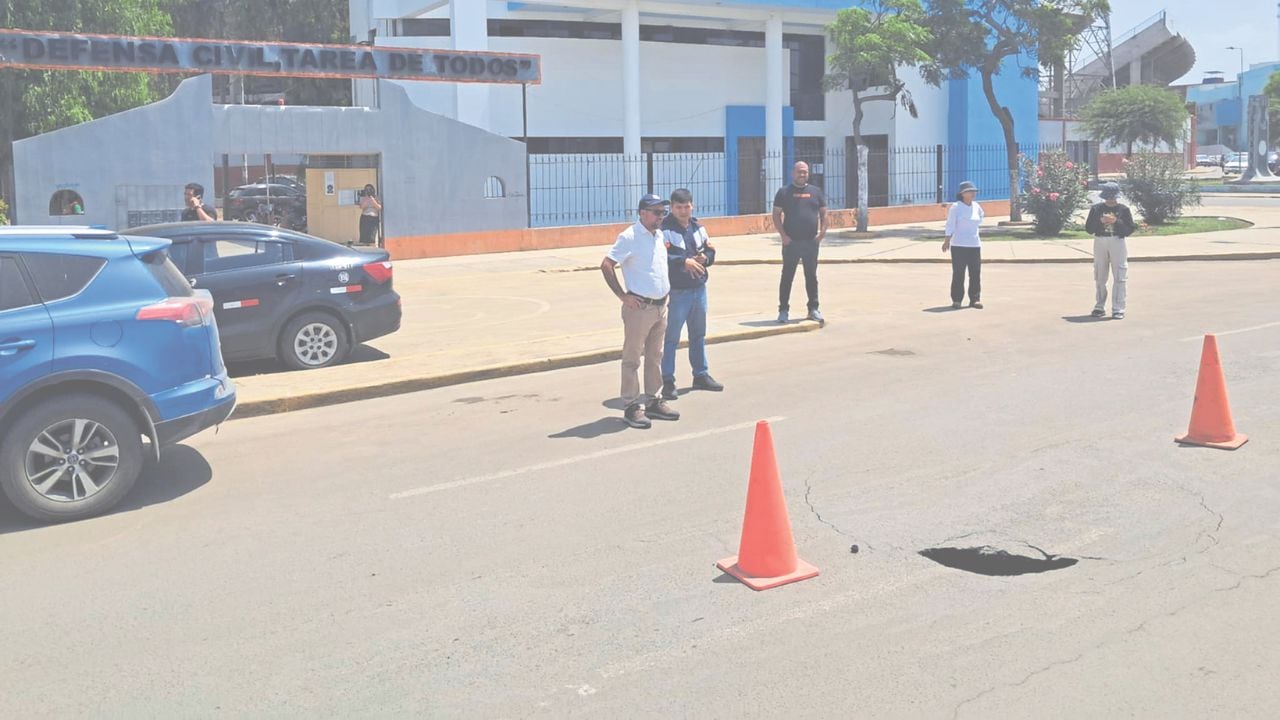 Otra vez un hueco se forma en la pista y obliga a desviar el tránsito. Alcalde de Trujillo dice “esto es una bomba de tiempo” y exige renovación.