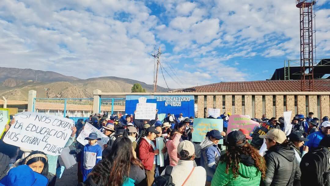 Padres protestaron por el anuncio del cierre del colegio Fiscalizado en Orcopampa