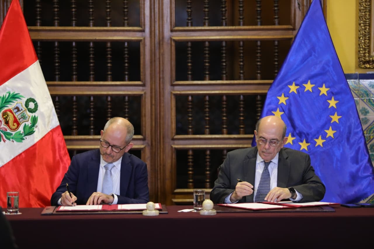 Convenio fue firmado por canciller Hugo de Zela y embajador de la UE, Jonathan Hadwell.