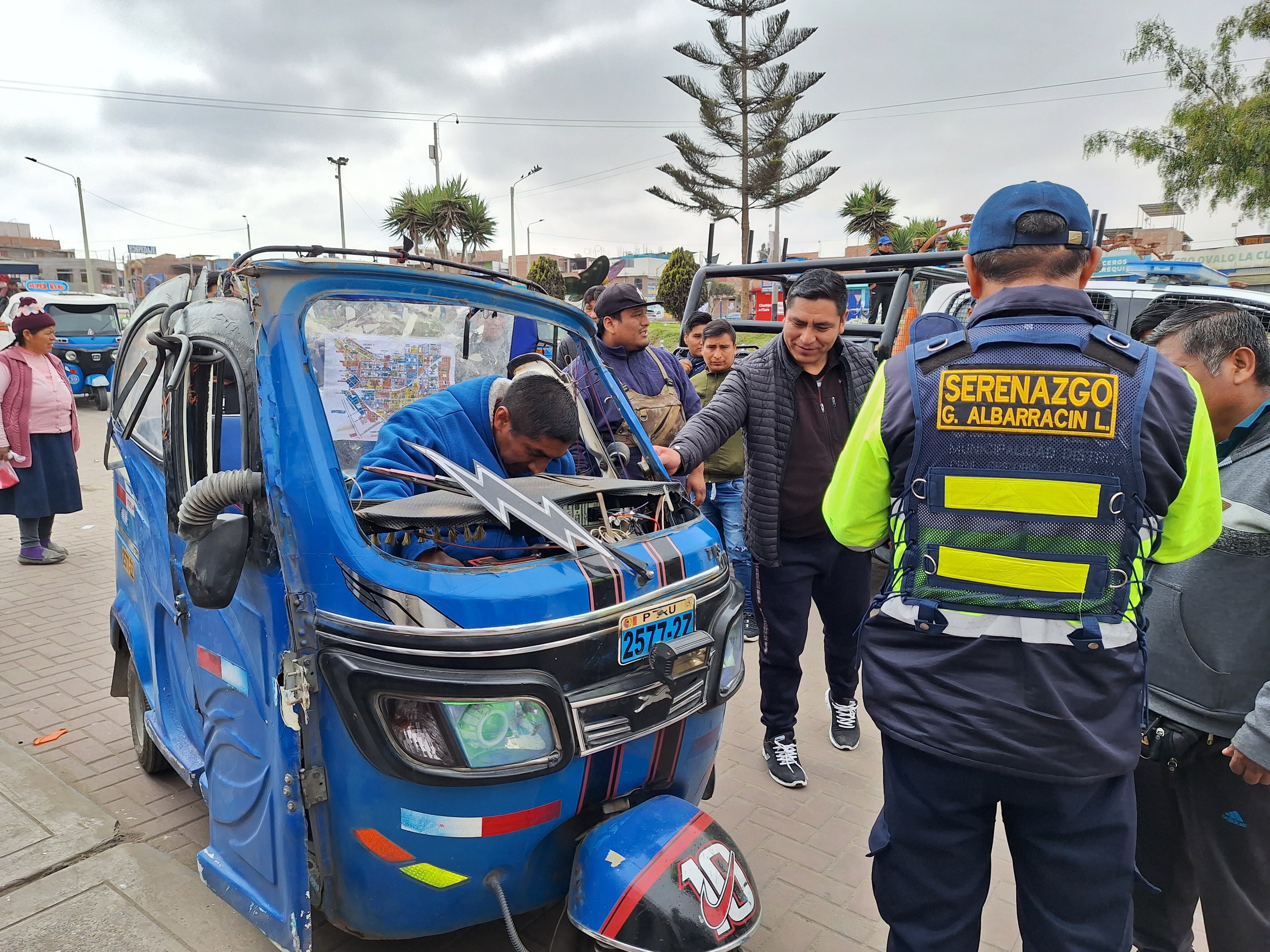 Accidente por alcance se registró en la avenida La Cultura a inmediaciones del colegio Gerardo Arias Copaja.