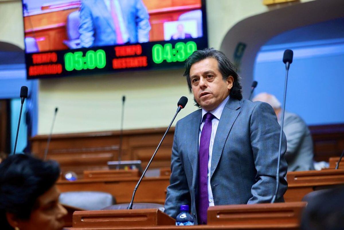 El congresista aseguró que la moción contra Fabricio Valencia se mantiene en agenda y cuestionó la falta de control político en el Parlamento. Foto: Congreso.