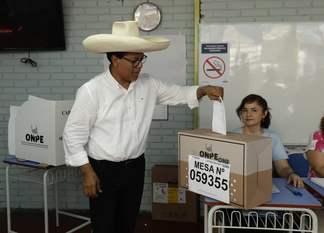 Candidato presidencial Roberto Sánchez votó en San Borja (Fotos: Jesús Saucedo / @photo.gec)