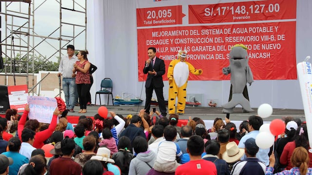 YouTube: Alcalde de Nuevo Chimbote se animó a cantar ante demora de Ollanta Humala (VIDEO)