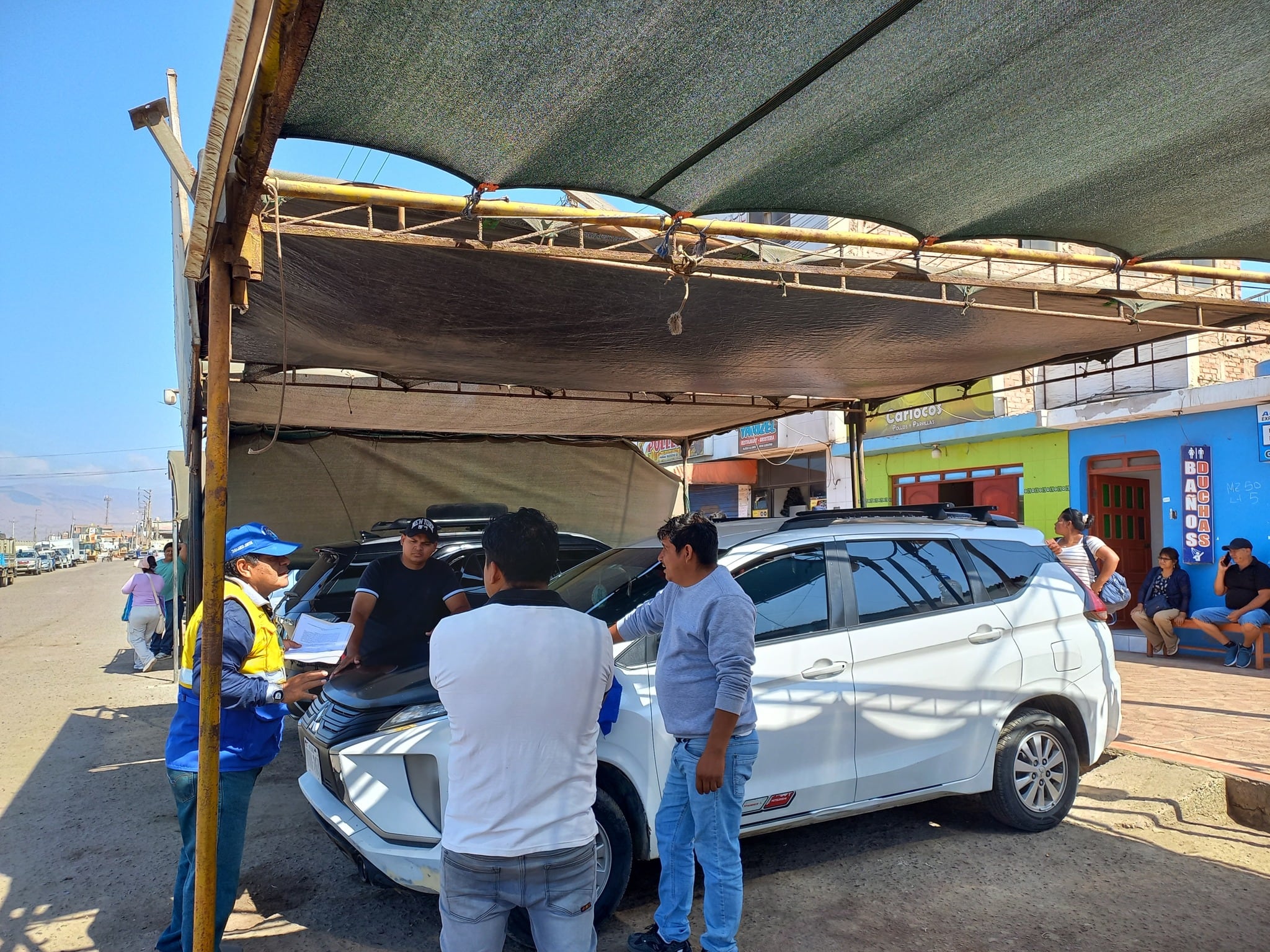 Colectivos, taxis y otras unidades camb9an de paradero en Chala, por trabajos de saneamiento. (Foto: Municipalidad de Chala)