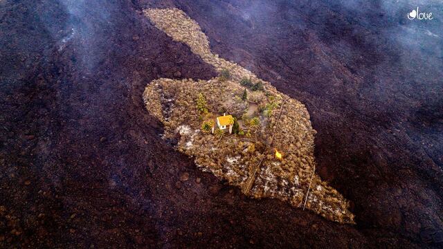 España: Una casa se salva de ser destruida por la lava del volcán Cumbre vieja