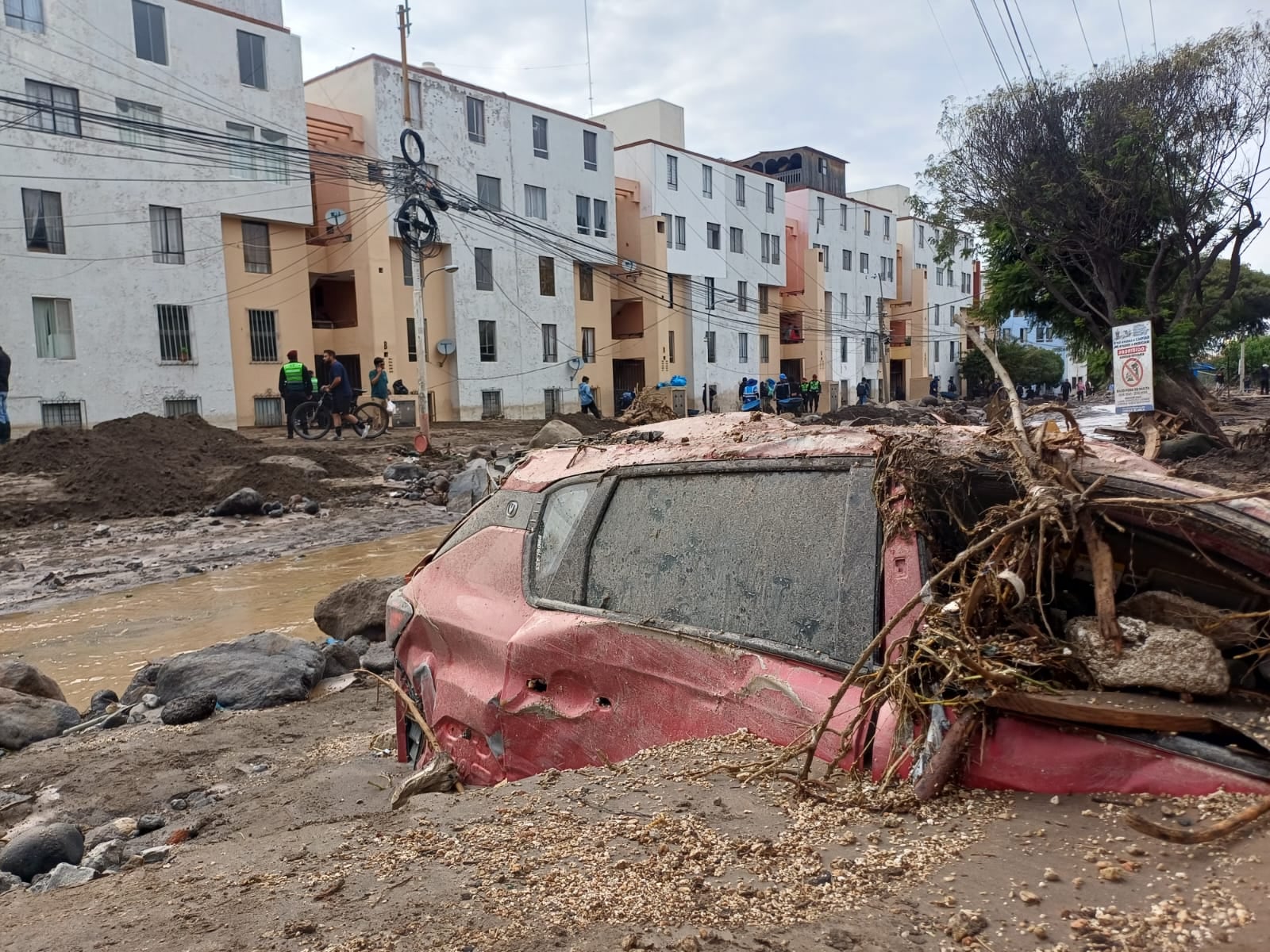 Varios vehículos quedaron sepultados a lo largo de la Av. (Foto: Juan Guilermo Mamani)