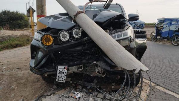 A pesar del aparatoso del accidente, el chofer resultó ileso y terminó en la comisaría de Moche.