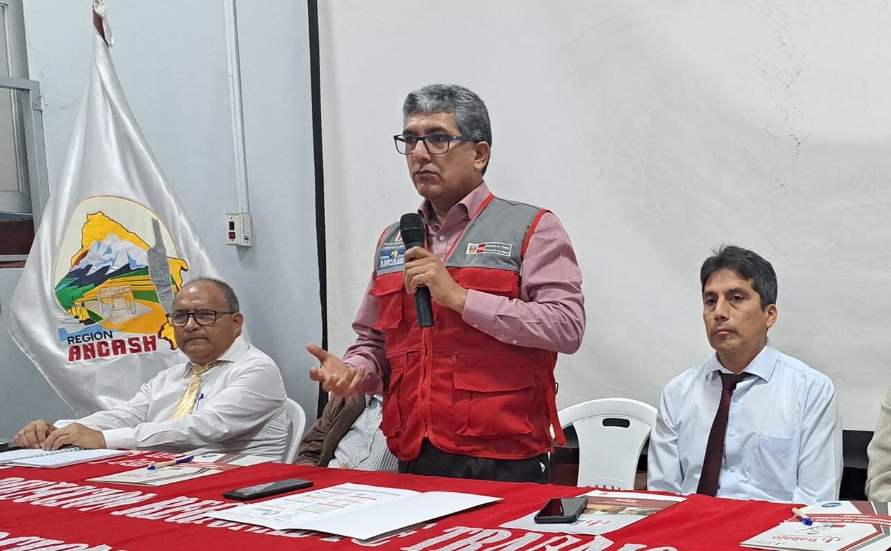 Gobernador regional le retiró la confianza a abogado luego de que se denunciara públicamente que litigaba durante su horario laboral.