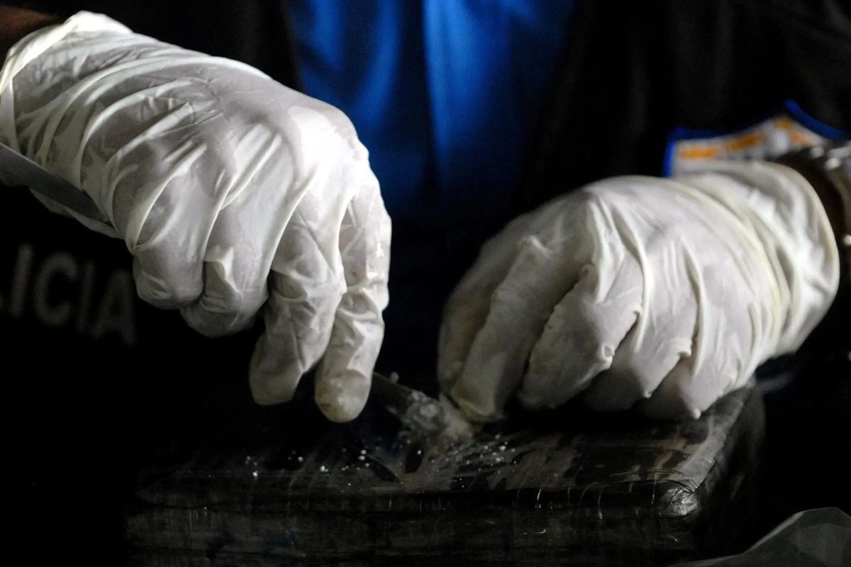 Un perito de la Policía Nacional realiza una prueba a un alijo de cocaína. (Foto Referencial: EFE/Mario López/Archivo)