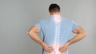 Dolor de espalda tras una caída podría ser una fractura vertebral: conoce las señales y tratamientos