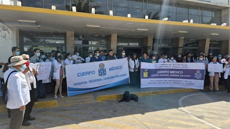 Médicos de hospitales de Arequipa protestan por falta de insumos en laboratorio (VIDEO)