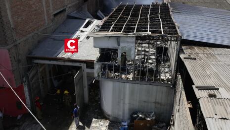 VES: 11 unidades de bomberos atienden voraz incendio en almacén de productos metálicos y mueblería