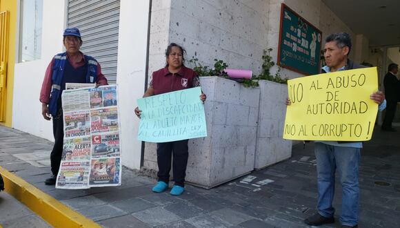 Los familiares y amigos exigen la devolución de las pertenencias del adulto mayor (Foto: Omar Cruz)