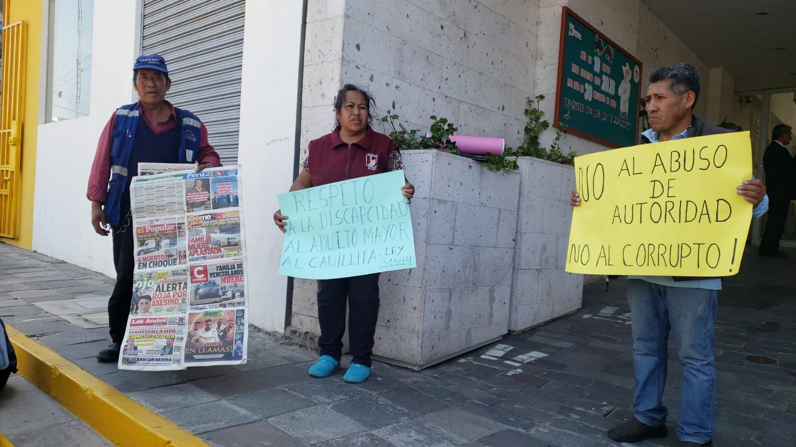 Los familiares y amigos exigen la devolución de las pertenencias del adulto mayor (Foto: Omar Cruz)