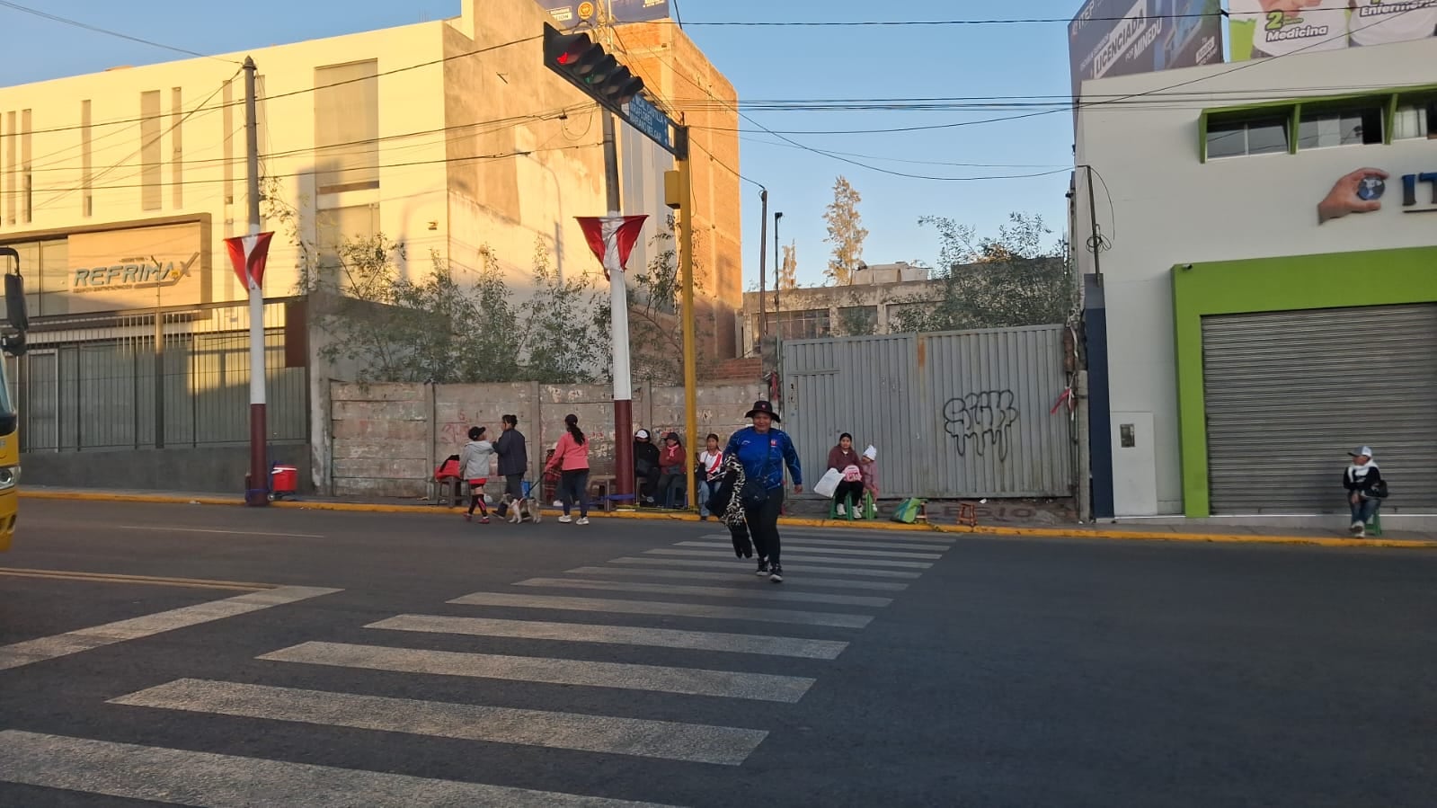 Parada Militar en Arequipa: padres ocupan espacios y pernoctarán en la Av. Independencia (Foto: Flor Barrios/@photo.gec)