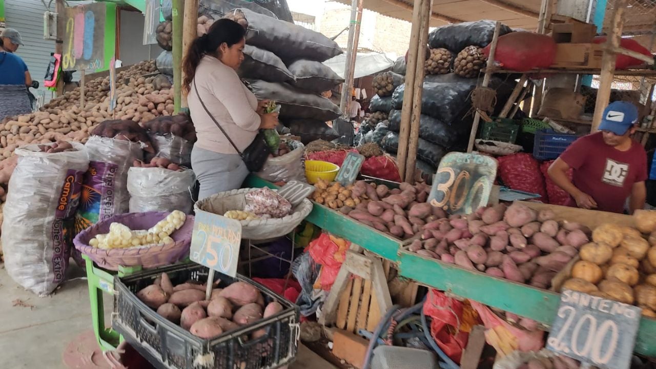 Bloqueos de carreteras registrados a inicios de año ocasionaron desabastecimiento y aumento de precios, lo que repercutió en la economía de familias y comerciantes, señalan dirigentes.