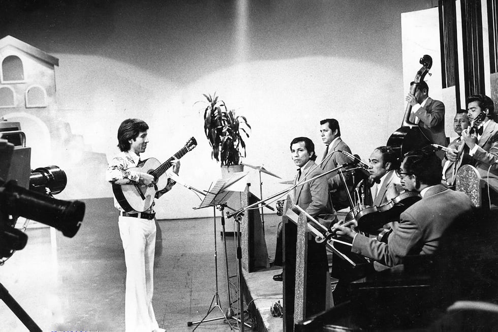 Confeccionó una guitarra, de una caja de manjar blanco, le colocó un traste de palitos de fósforos y cuatro cuerdas de pescar, y sonó. A los 13 años tocó por primera vez en un escenario, tiempo después, uno de sus hermanos mayores, lo invitó a tocar con él a su colegio, el Bartolomé Herrera. A los 15 años, su hermana le obsequió una guitarra, con la que practicó mucho tocando la primera y aprendiendo a acompañar.