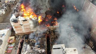 Cercado de Lima: Voraz incendio continúa y los bomberos luchan por extinguir el fuego (FOTOS)