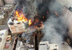 Cercado de Lima: Voraz incendio continúa y los bomberos luchan por extinguir el fuego (FOTOS)