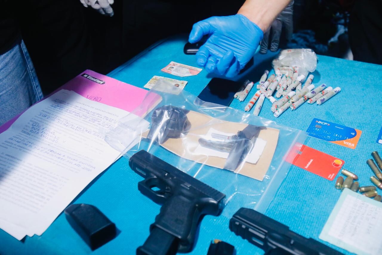PNP incautó distintos tipos de armas y una granada durante el operativo.