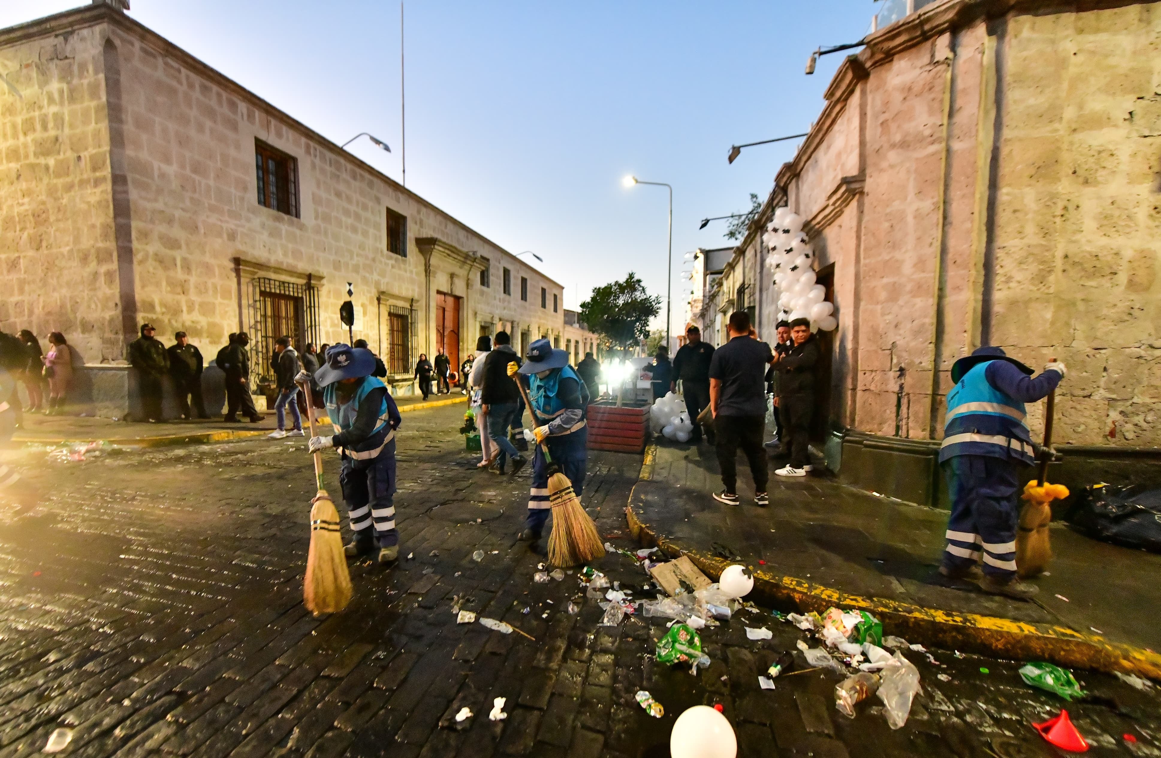 Botellas de plástico, vidrio y latas de cerveza en las calles del Centro Histórico. (Foto: GEC)