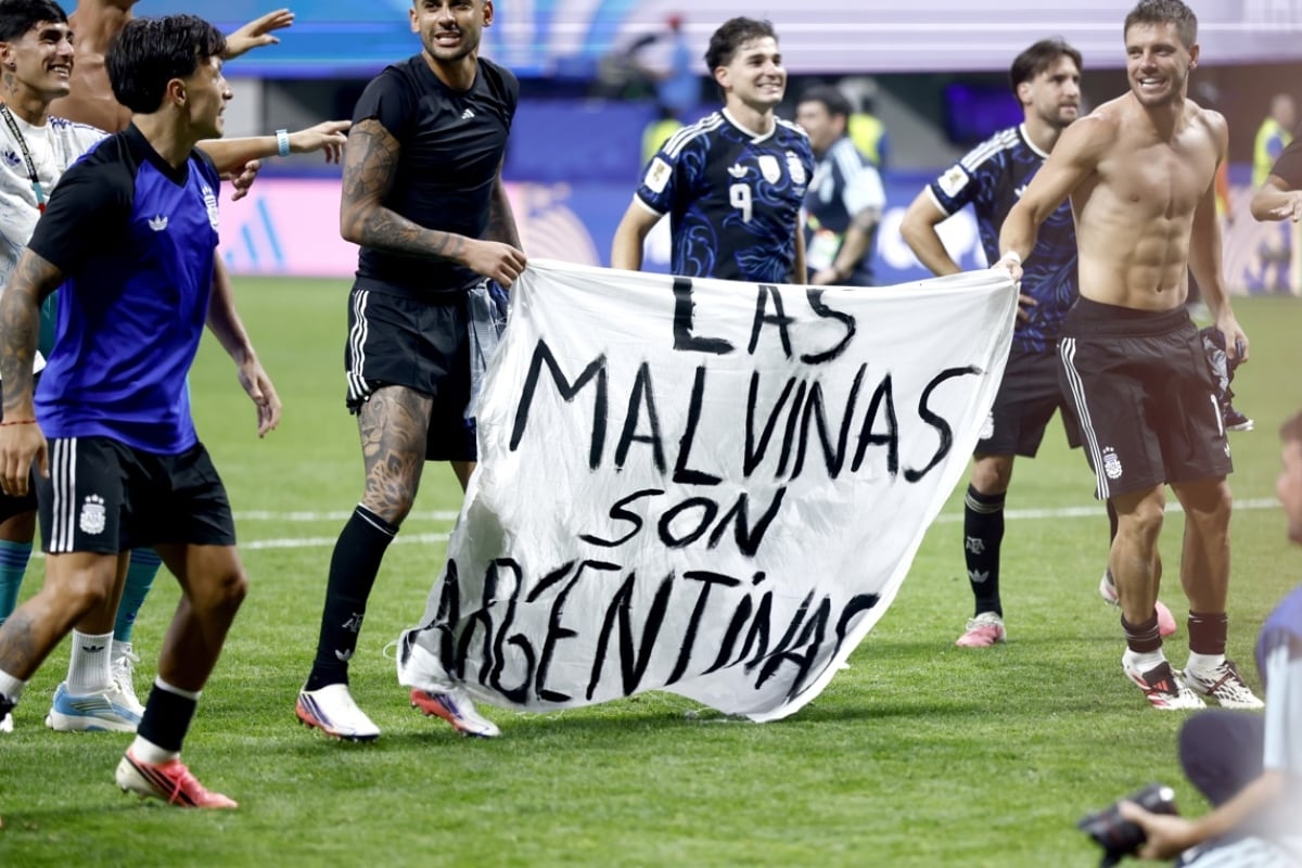Jugadores de Argentina mostraron una pancarta "Las Islas Malvinas son argentinas" tras celebrar su victoria en el partido de semifinales de la Copa Mundial de la FIFA 2026 entre Inglaterra y Argentina. (Foto: EFE/EPA/WILL OLIVER)