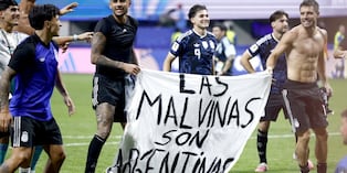 Jugadores de Argentina sostienen una pancarta con el lema "Las Islas Malvinas son argentinas" mientras celebran su victoria en el partido de semifinales de la Copa Mundial de la FIFA 2026 entre Inglaterra y Argentina. (Foto: EFE/EPA/WILL OLIVER)