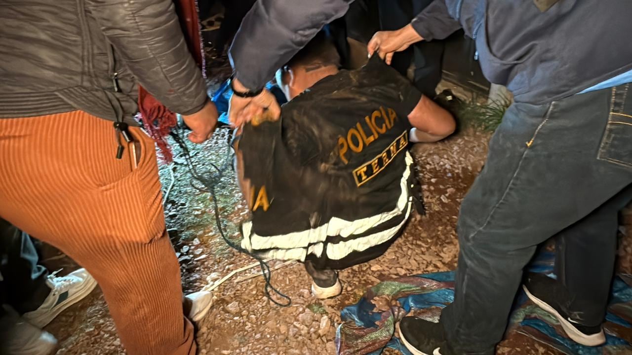 Los acusados fueron sometidos a un castigo físico, luego fueron obligados a caminar descalzos.