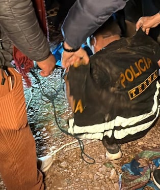 Los acusados fueron sometidos a un castigo físico, luego fueron obligados a caminar descalzos.