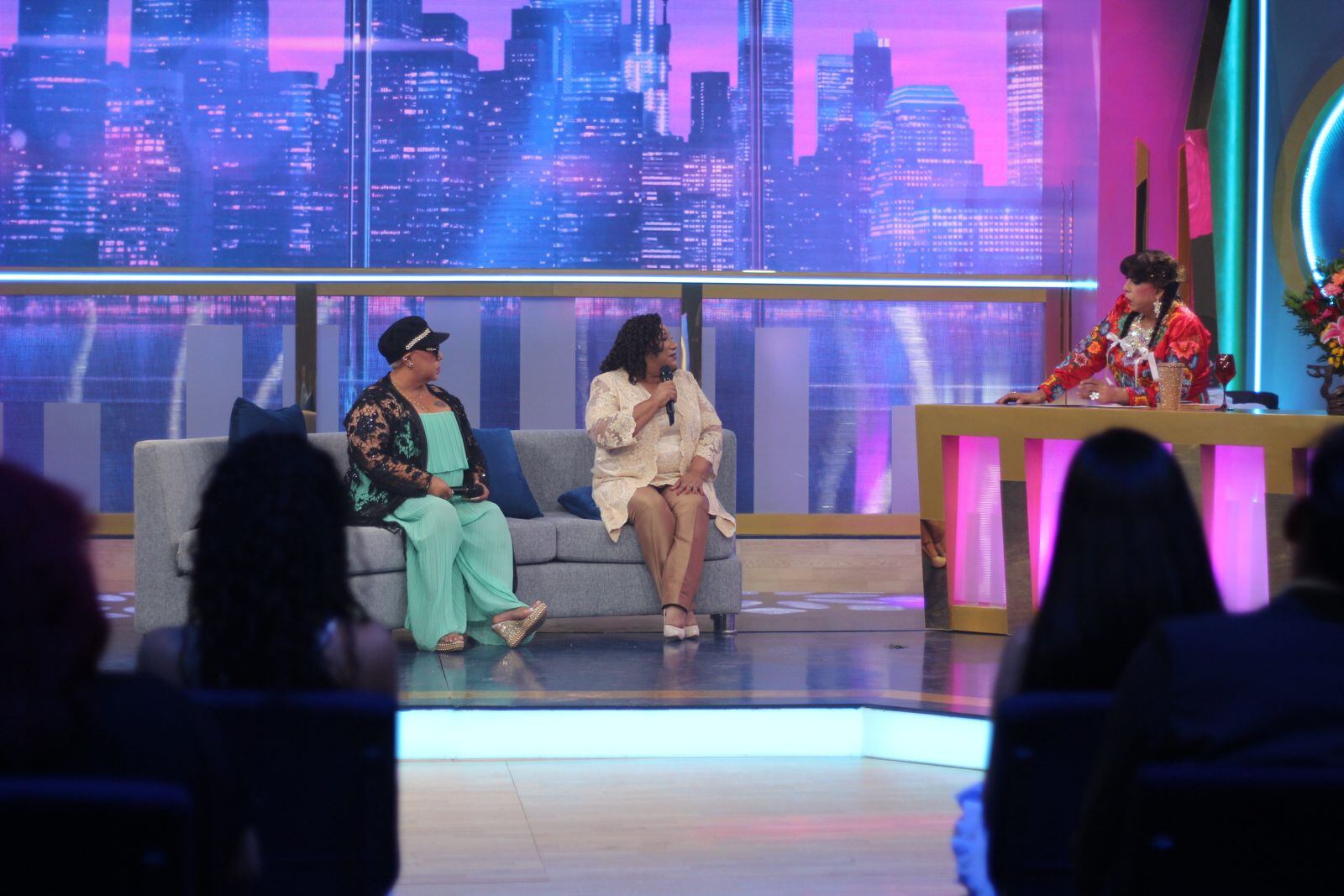 Las destacadas cantantes criollas liman asperezas en el set de Esta Noche, el programa sabatino que se consolida como el favorito del fin de semana.