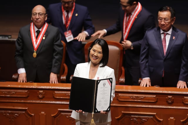 Keiko Fujimori recibió sus credenciales del JNE
