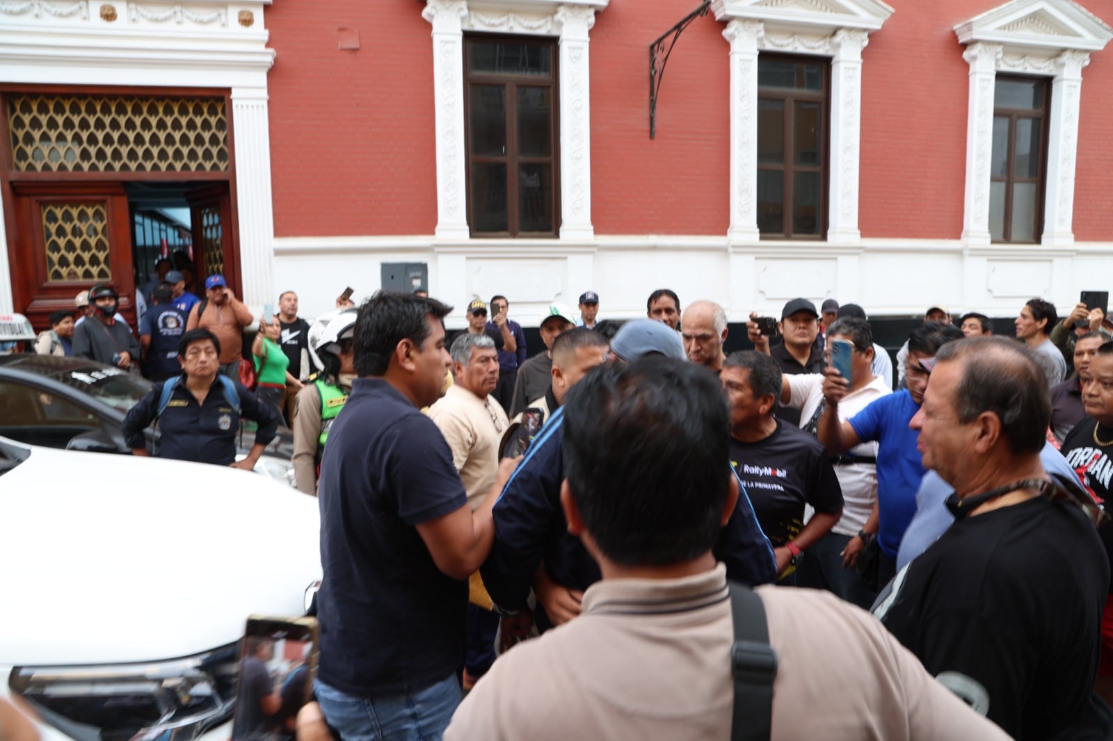 Se colocaron frente a su camioneta para impedir su desplazamiento. La Policía Nacional intervino y condujo a la comisaría a varios dirigentes.