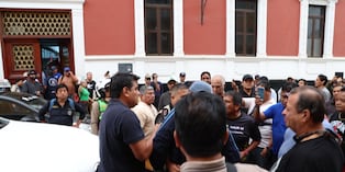 Se colocaron frente a su camioneta para impedir su desplazamiento. La Policía Nacional intervino y condujo a la comisaría a varios dirigentes.