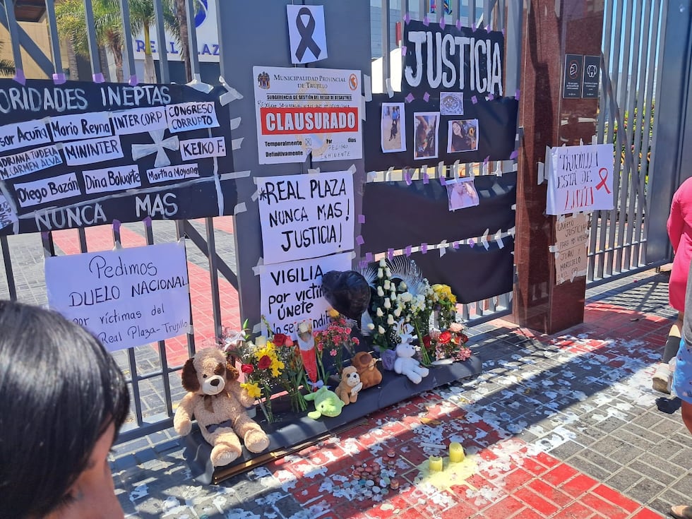 Mensajes, flores y hasta peluches dejan trujillanos en exteriores de centro comercial.