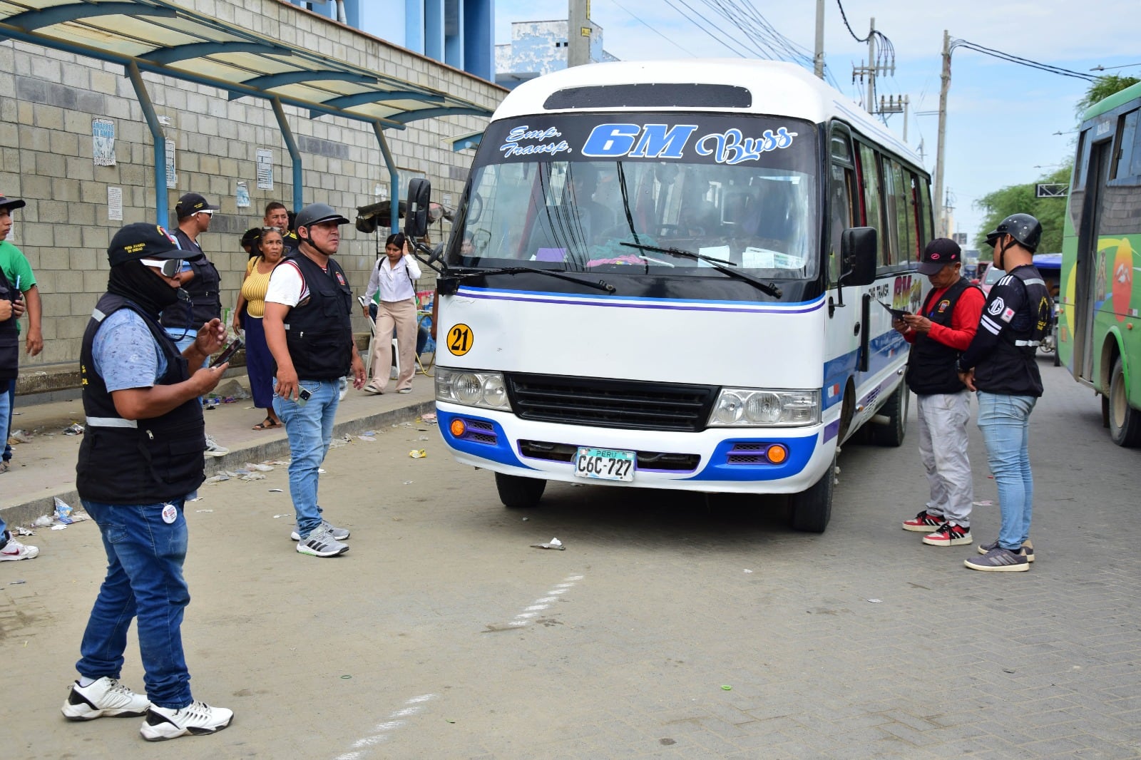 Intervienen vehículos informales.