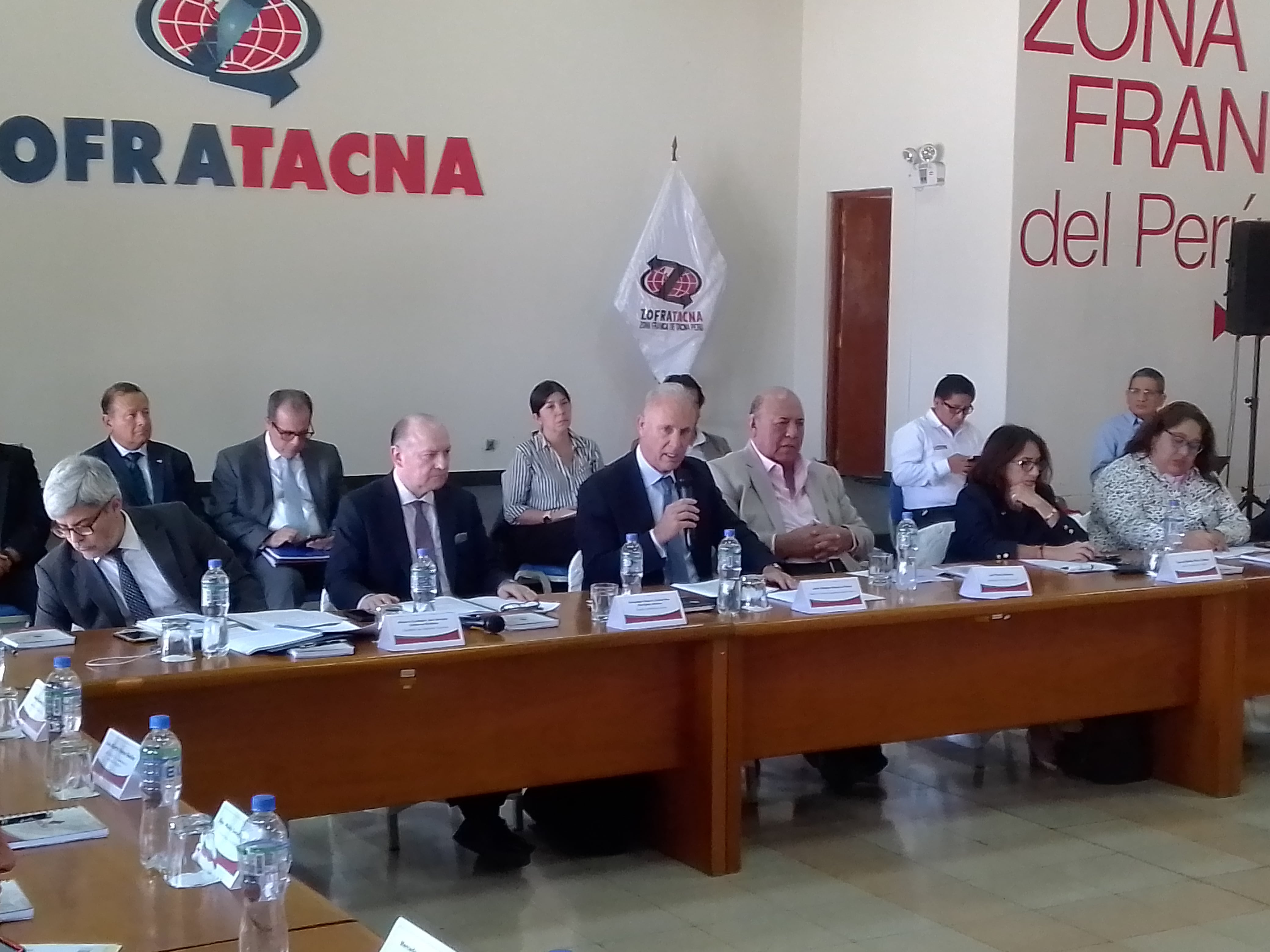 Cita de autoridades y funcionarios se llevó adelante en el auditorio de la Zofratacna. (Foto: Difusión)