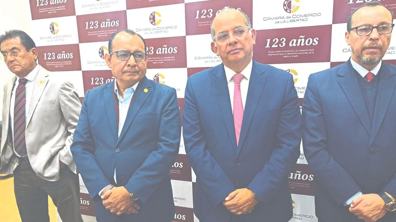 Cámara de Comercio de La Libertad y Videnza Instituto participaron junto a representantes de la sociedad civil en una mesa de diálogo para abordar el tema de la lucha contra la ola criminal. Se alcanzaron siete propuestas, entre ellas invertir, mediante obras por impuestos, en tecnología aplicada a recuperar la seguridad.